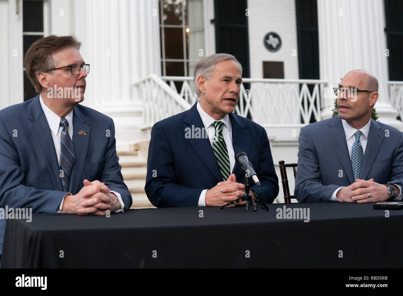 I leader di governo del Texas, (da sinistra) Lt. Gov. Dan Patrick, Gov. Greg Abbott e House Speaker Dennis Bonnen, incontra la stampa al di fuori della Residenza del Governatore di Austin il giorno dopo l'inizio della 86º sessione legislativa. Foto Stock