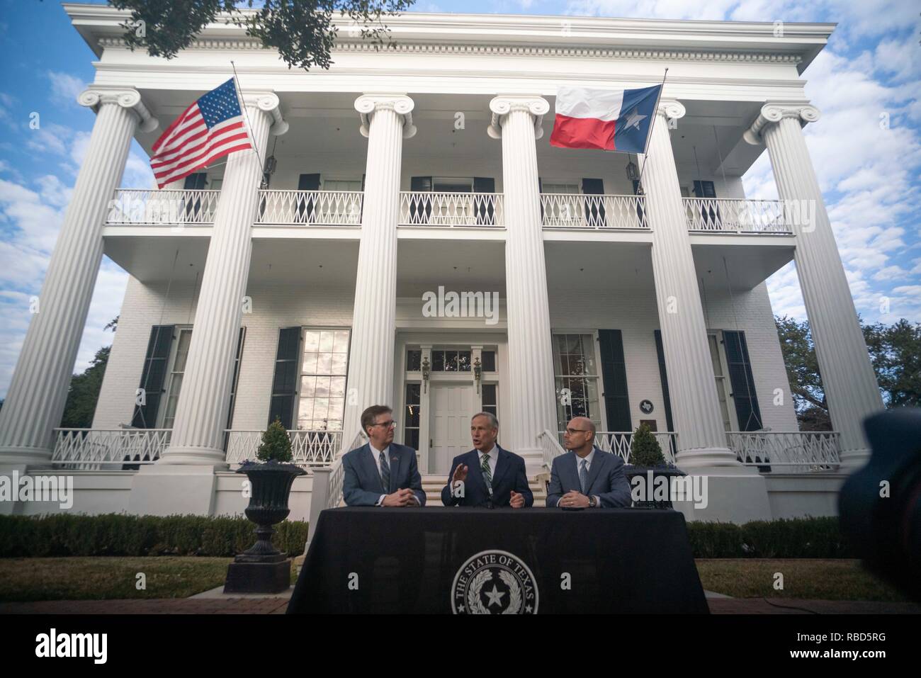 I leader di governo del Texas, (da sinistra) Lt. Gov. Dan Patrick, Gov. Greg Abbott e House Speaker Dennis Bonnen, incontra la stampa al di fuori della Residenza del Governatore di Austin il giorno dopo l'inizio della 86º sessione legislativa. Foto Stock