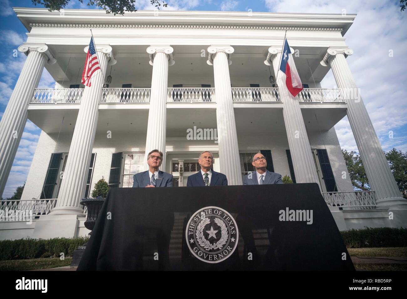 I leader di governo del Texas, (da sinistra) Lt. Gov. Dan Patrick, Gov. Greg Abbott e House Speaker Dennis Bonnen, incontra la stampa al di fuori della Residenza del Governatore di Austin il giorno dopo l'inizio della 86º sessione legislativa. Foto Stock