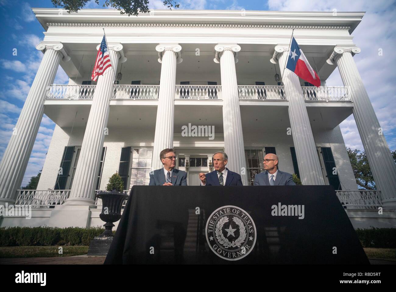 I leader di governo del Texas, (da sinistra) Lt. Gov. Dan Patrick, Gov. Greg Abbott e House Speaker Dennis Bonnen, incontra la stampa al di fuori della Residenza del Governatore di Austin il giorno dopo l'inizio della 86º sessione legislativa. Foto Stock