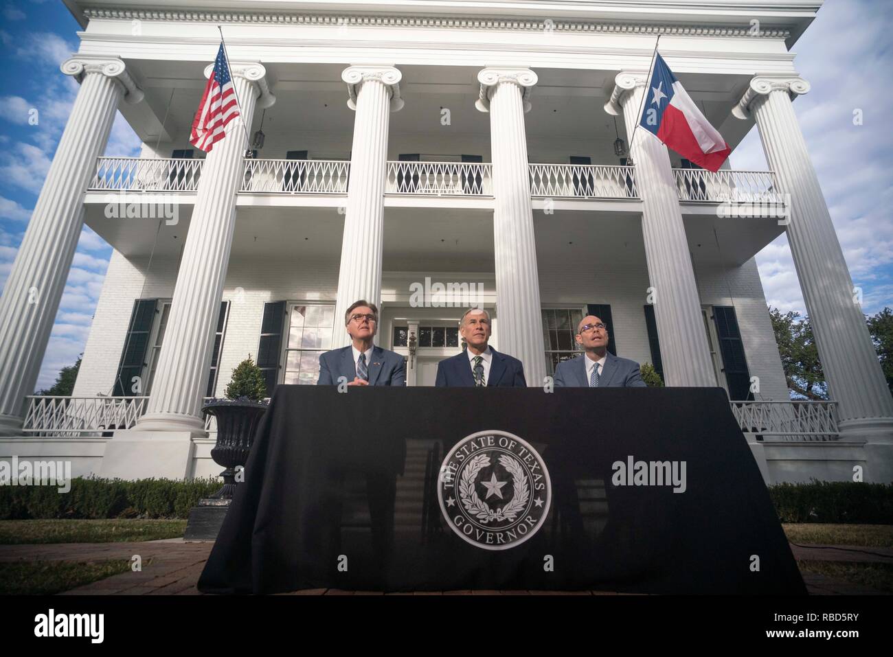 I leader di governo del Texas, (da sinistra) Lt. Gov. Dan Patrick, Gov. Greg Abbott e House Speaker Dennis Bonnen, incontra la stampa al di fuori della Residenza del Governatore di Austin il giorno dopo l'inizio della 86º sessione legislativa. Foto Stock