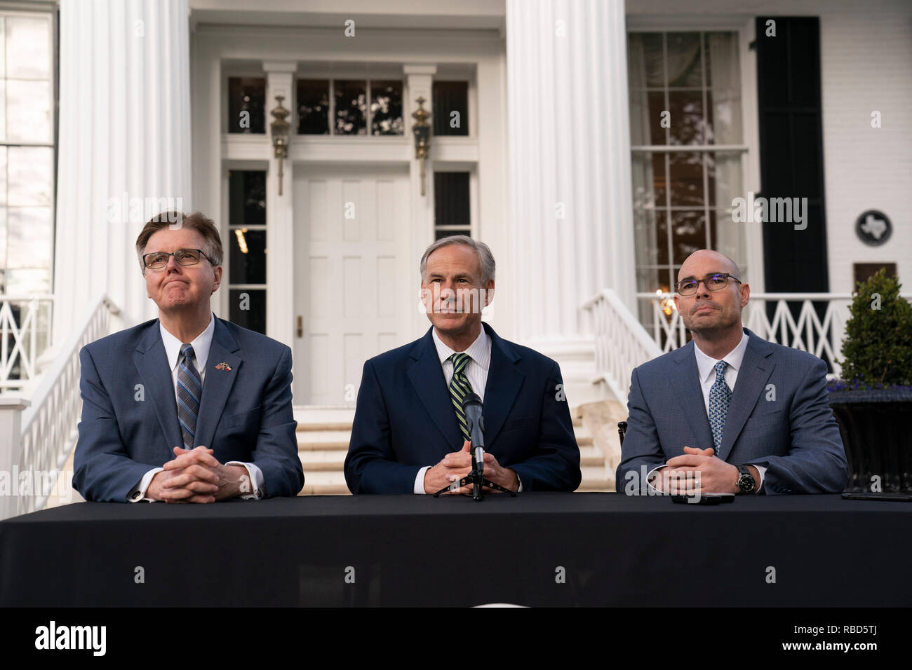 I leader di governo del Texas, (da sinistra) Lt. Gov. Dan Patrick, Gov. Greg Abbott e House Speaker Dennis Bonnen, incontra la stampa al di fuori della Residenza del Governatore di Austin il giorno dopo l'inizio della 86º sessione legislativa. Foto Stock