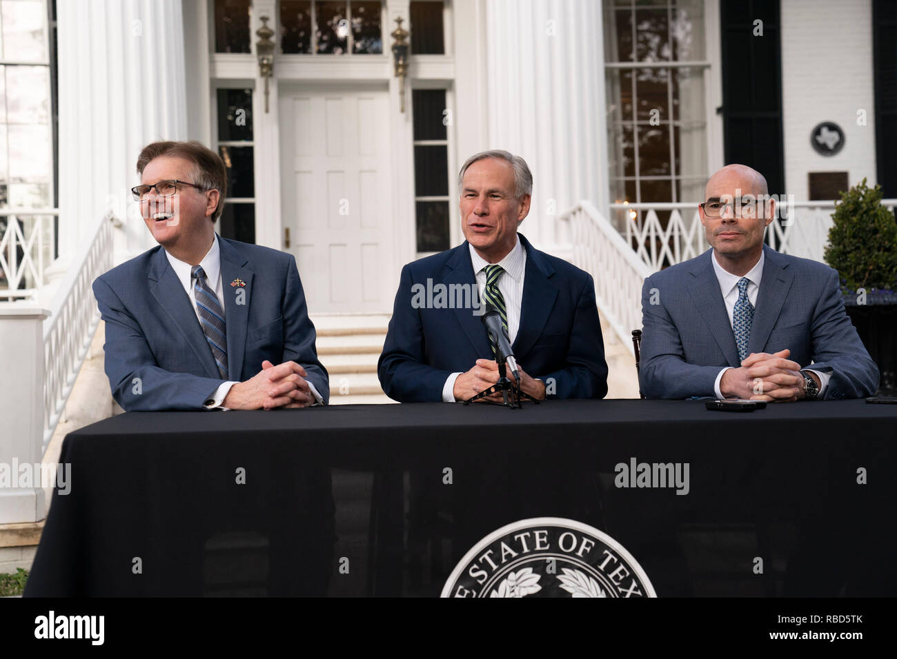 I leader di governo del Texas, (da sinistra) Lt. Gov. Dan Patrick, Gov. Greg Abbott e House Speaker Dennis Bonnen, incontra la stampa al di fuori della Residenza del Governatore di Austin il giorno dopo l'inizio della 86º sessione legislativa. Foto Stock