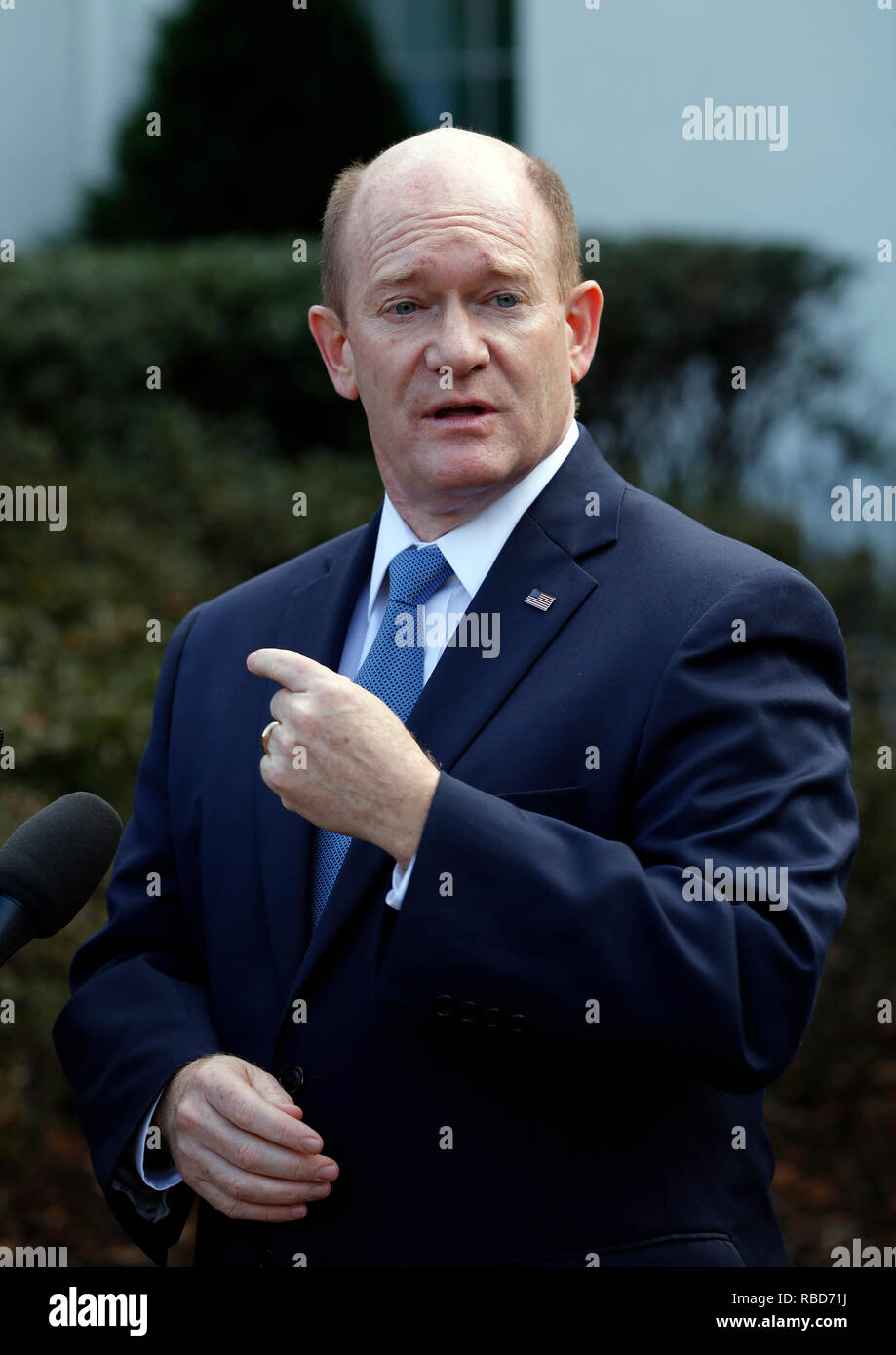 Stati Uniti il senatore Chris Coon (Democratico del Delaware) indirizzi reporters fuori l'ala ad ovest in seguito ad una cerimonia di firma Anti-Human tratta la legislazione in materia di ufficio Ovale della Casa Bianca a Washington DC, 9 gennaio 2019. Credito: Martin H. Simon/CNP /MediaPunch Foto Stock