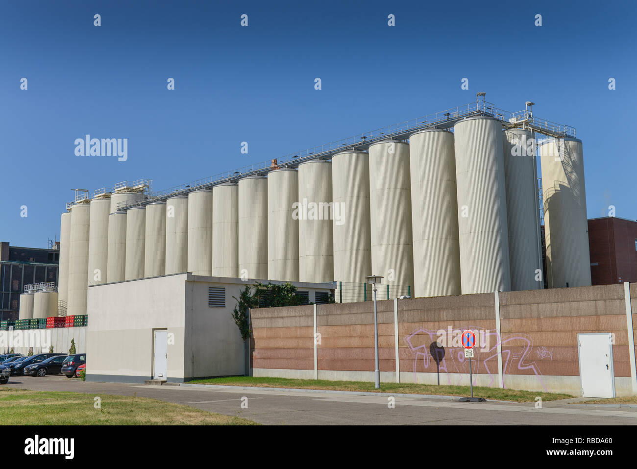 Silos, Kindl magistrato della birreria, Indira Gandhi street, Hohenschoenhausen, luminoso mountain, Berlino, Germania, Kindl magistrato della birreria, Indira Gandh Foto Stock