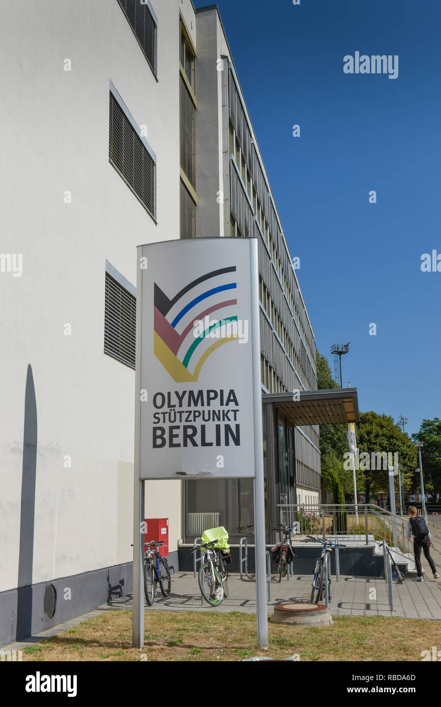 Olympic base, sport forum Berlino, Weissenseer modo Hohenschoenhausen, luminoso mountain, Berlino, Germania, Olympic base, sports forum Berlino, Weissenseer Foto Stock