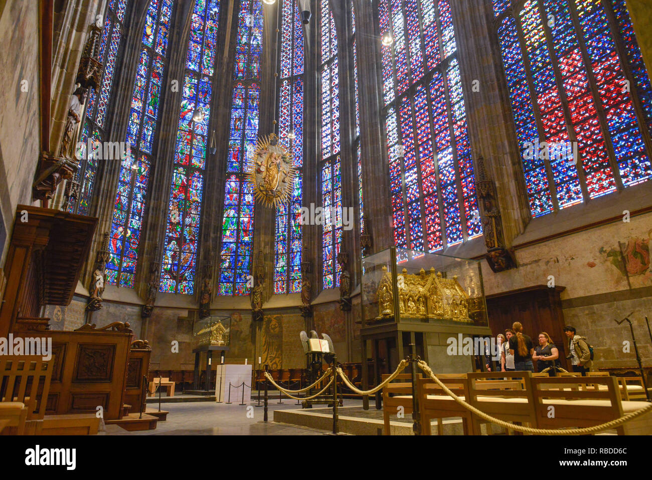 Marien il santuario (davanti) e Karl il santuario (dietro) nella corale hall, cattedrale, Aachen, Renania settentrionale-Vestfalia, Germania, Marienschrein (vorne) ONU Foto Stock