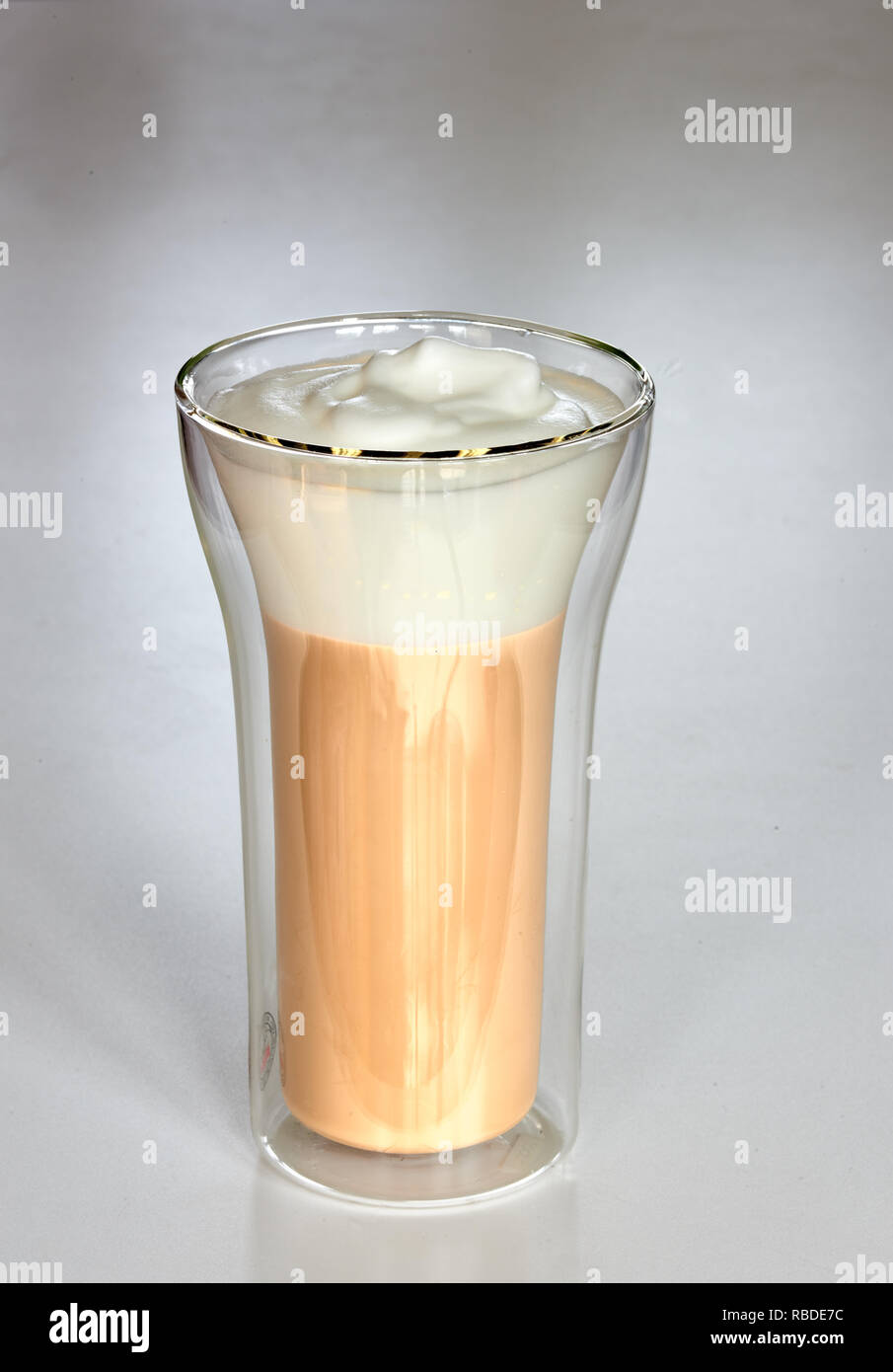 Un isolato di bicchiere di spuma, cremosa, latte caffè. Foto Stock