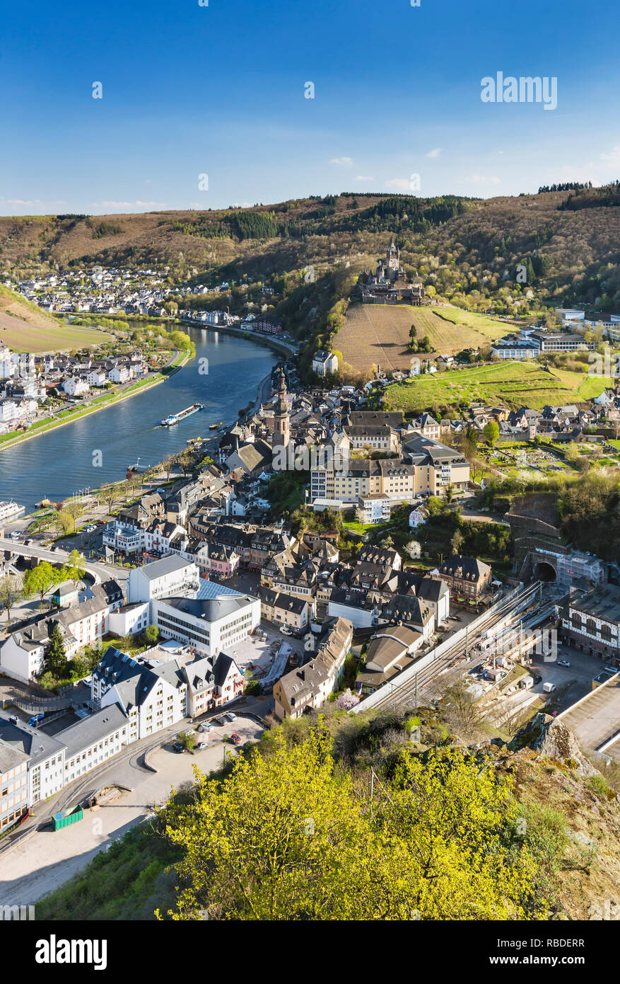Vista sulla famosa città di Cochem in Eifel con della valle del fiume Mosella in Germania e il Reichsburg Cochem in background. Foto Stock