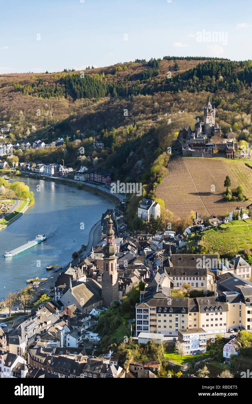 Vista sulla famosa città di Cochem in Eifel con della valle del fiume Mosella in Germania e il Reichsburg Cochem in background. Foto Stock