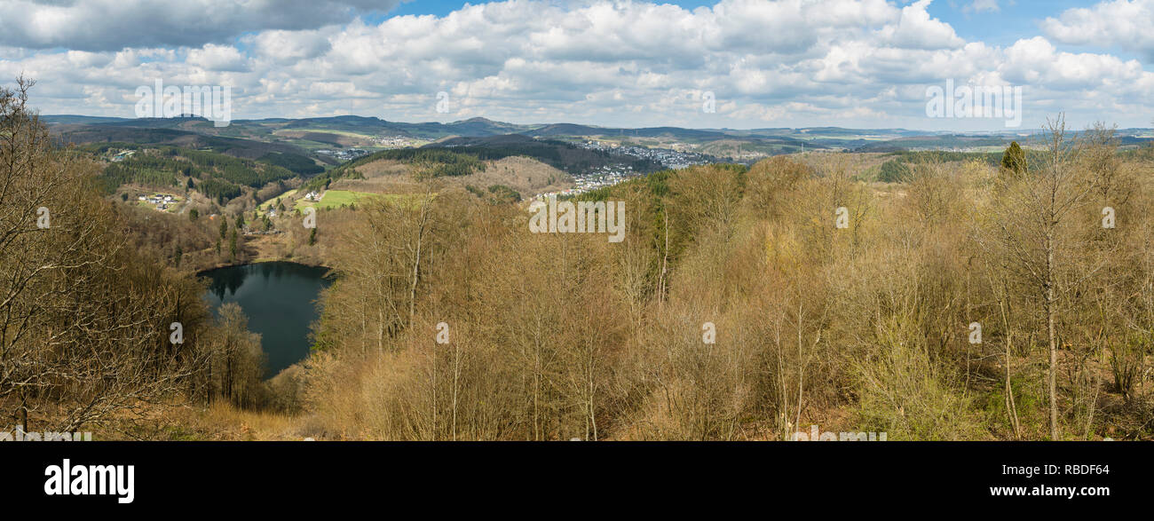 Vista panoramica sulle colline del sud di Eifel paesaggio vicino a Daun, Germania. Il lago a sinistra è il Gemundener Maar, un antico cratere vulcanico lak Foto Stock