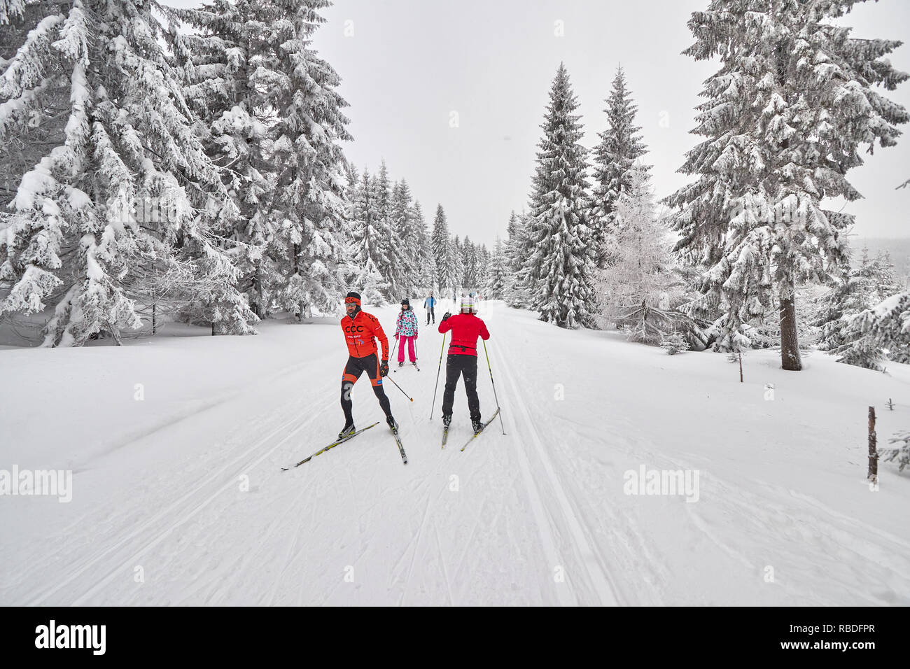 Jakuszyce, Polonia - Gennaio 06, 2017: fondisti su sentiero dopo pesanti nevicate. Per oltre trenta anni Jakuszyce è stata l'host dei Piast Foto Stock