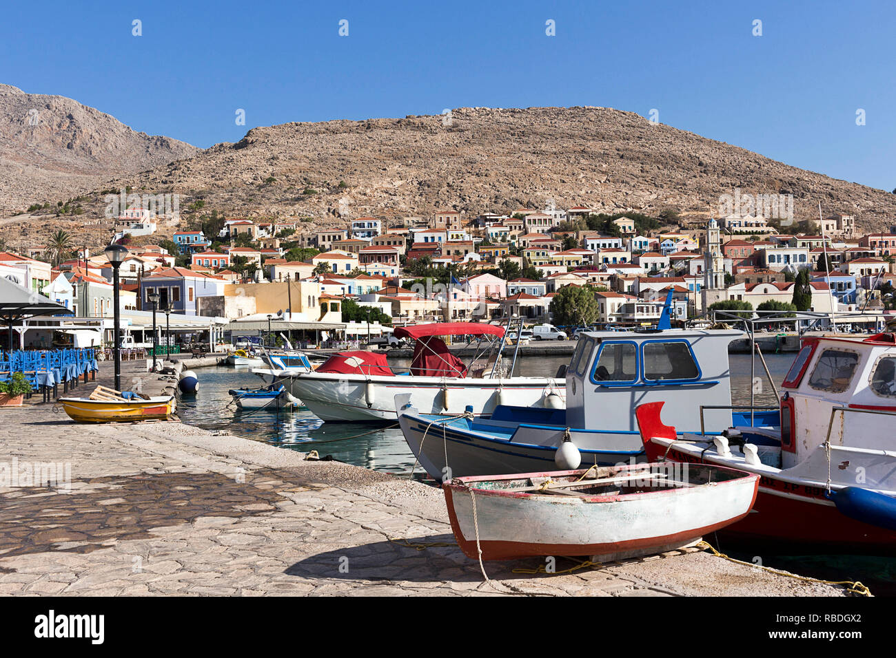 Halki, villaggio Emporio Harbour, il mare Egeo e le isole Dodecanesi, Grecia Foto Stock