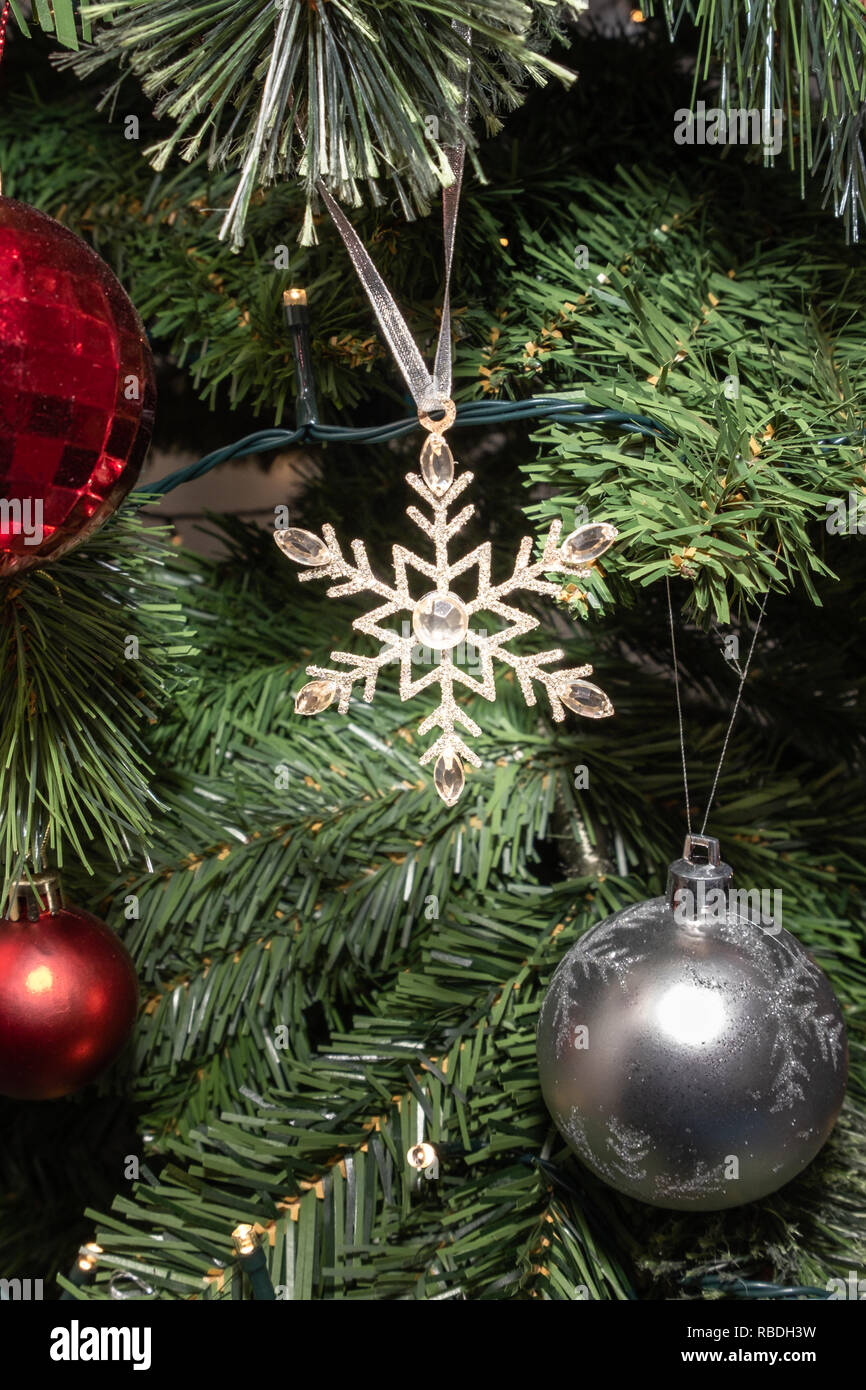 Luci Di Natale A Stella.Un Glittery Stella Di Natale Su Un Albero Surroiunded Da Bobbles E Le Luci Di Natale Foto Stock Alamy