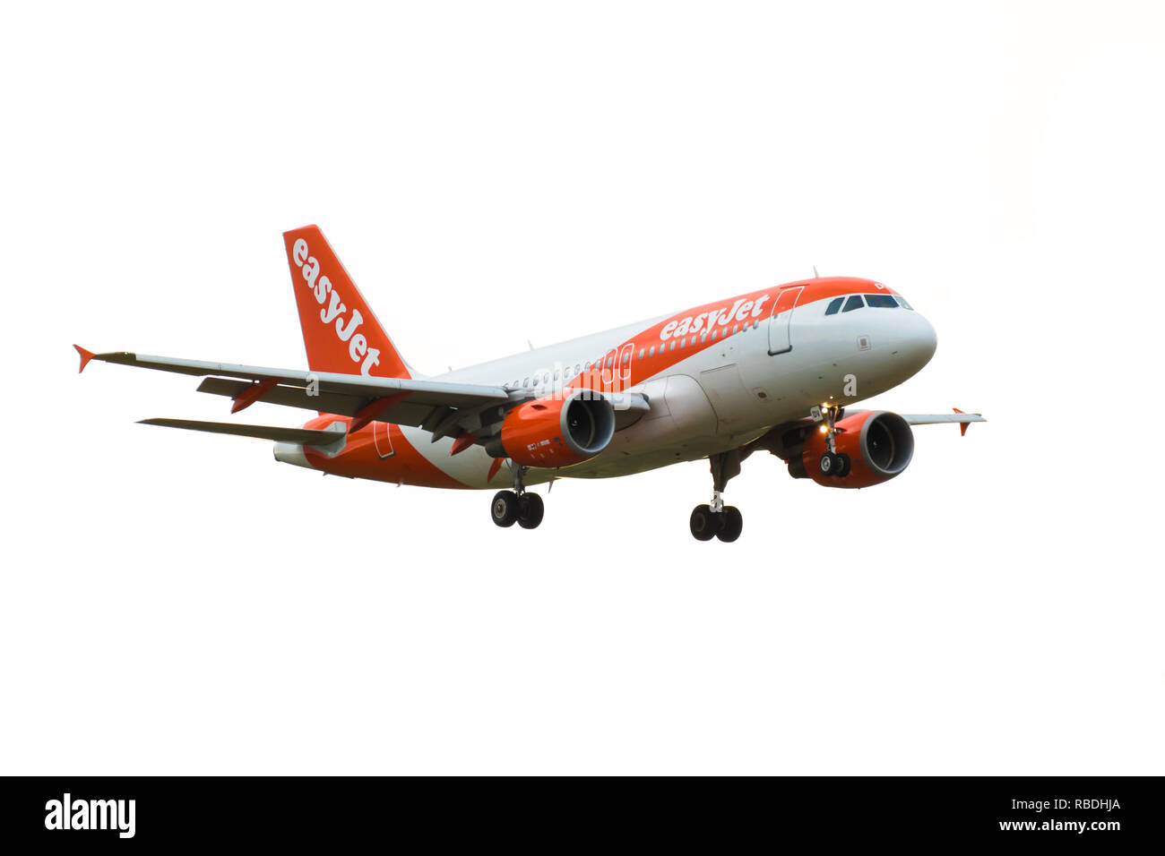 L' AEROPORTO DI GATWICK, England, Regno Unito - 30 agosto 2018: Un easyJet Airlines Airbus A319-100 piano arriva per atterrare all'Aeroporto Gatwick di Londra. Isolato su bianco Foto Stock
