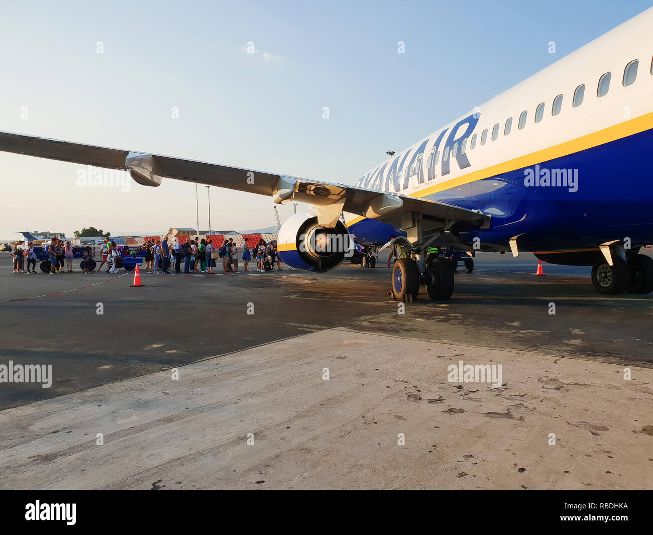 I passeggeri di bordo su asfalto dell'aeroporto di Salonicco. I viaggiatori al grembiule area dell Aeroporto Makedonia, imbarco dal ingresso frontale di un velivolo di Ryanair. Foto Stock