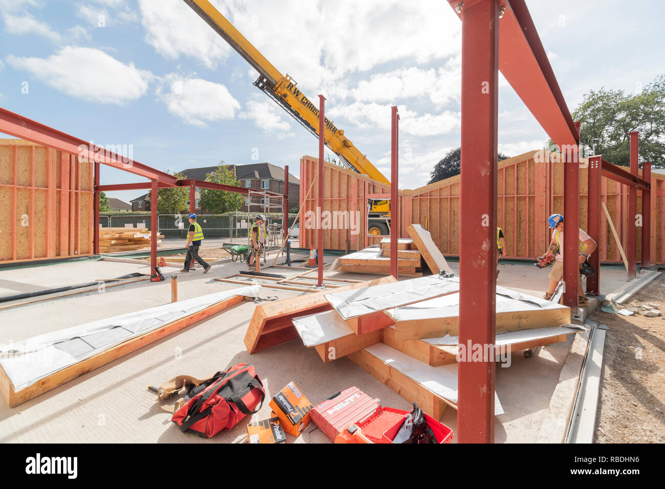 Pannelli di legno essendo installato a vita Maggies Centre, Velindre Hospital, Cardiff Foto Stock