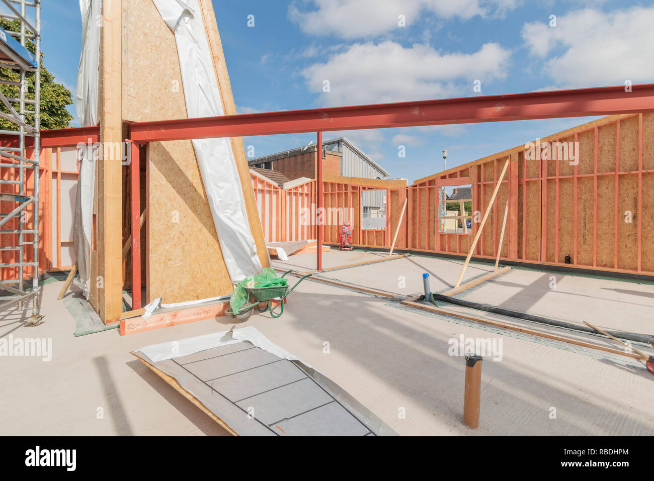 Pannelli di legno essendo installato a vita Maggies Centre, Velindre Hospital, Cardiff Foto Stock