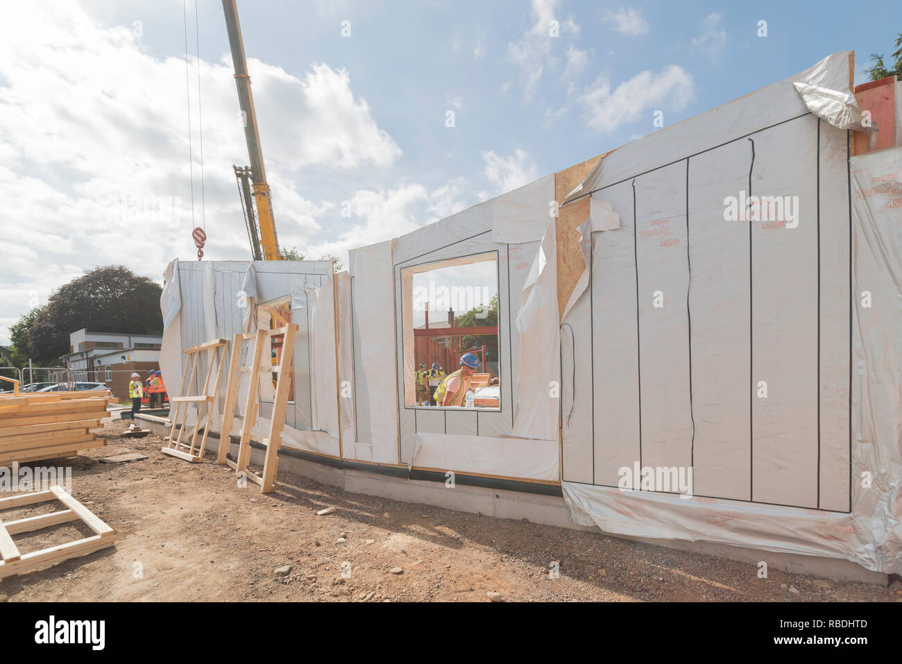 Pannelli di legno essendo installato a vita Maggies Centre, Velindre Hospital, Cardiff Foto Stock