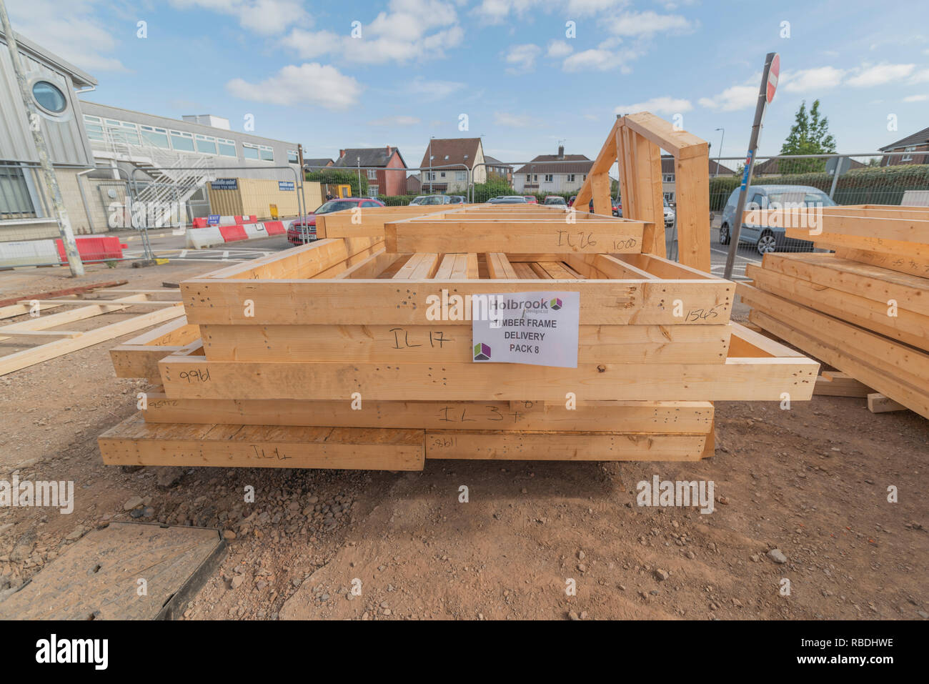 Pannelli di legno essendo installato a vita Maggies Centre, Velindre Hospital, Cardiff Foto Stock