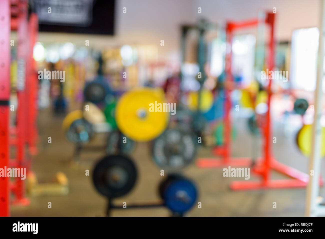 Vista sfocati di palestra con attrezzature per esercizi Foto Stock