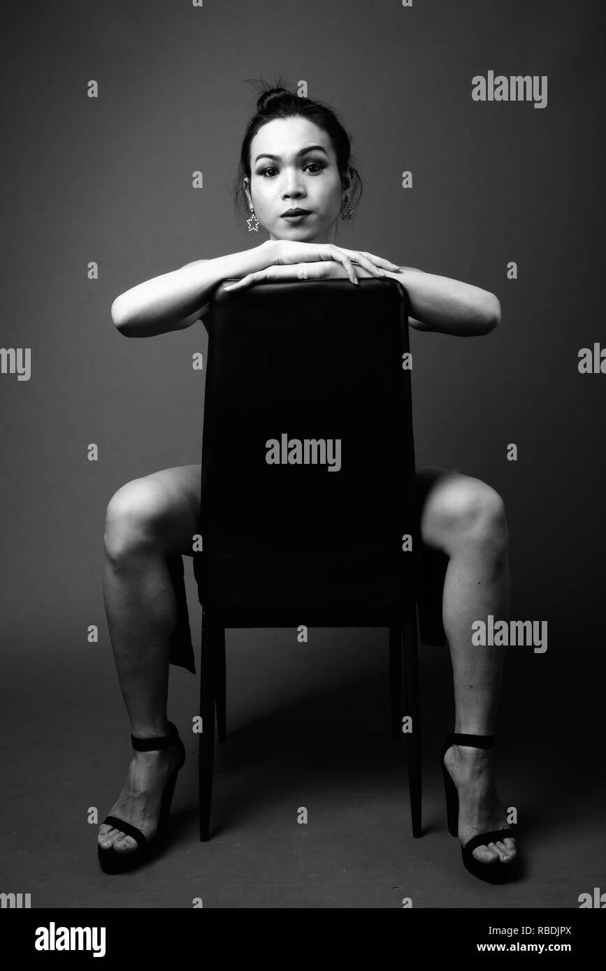 Giovane bella asiatica transgender donna in bianco e nero Foto Stock