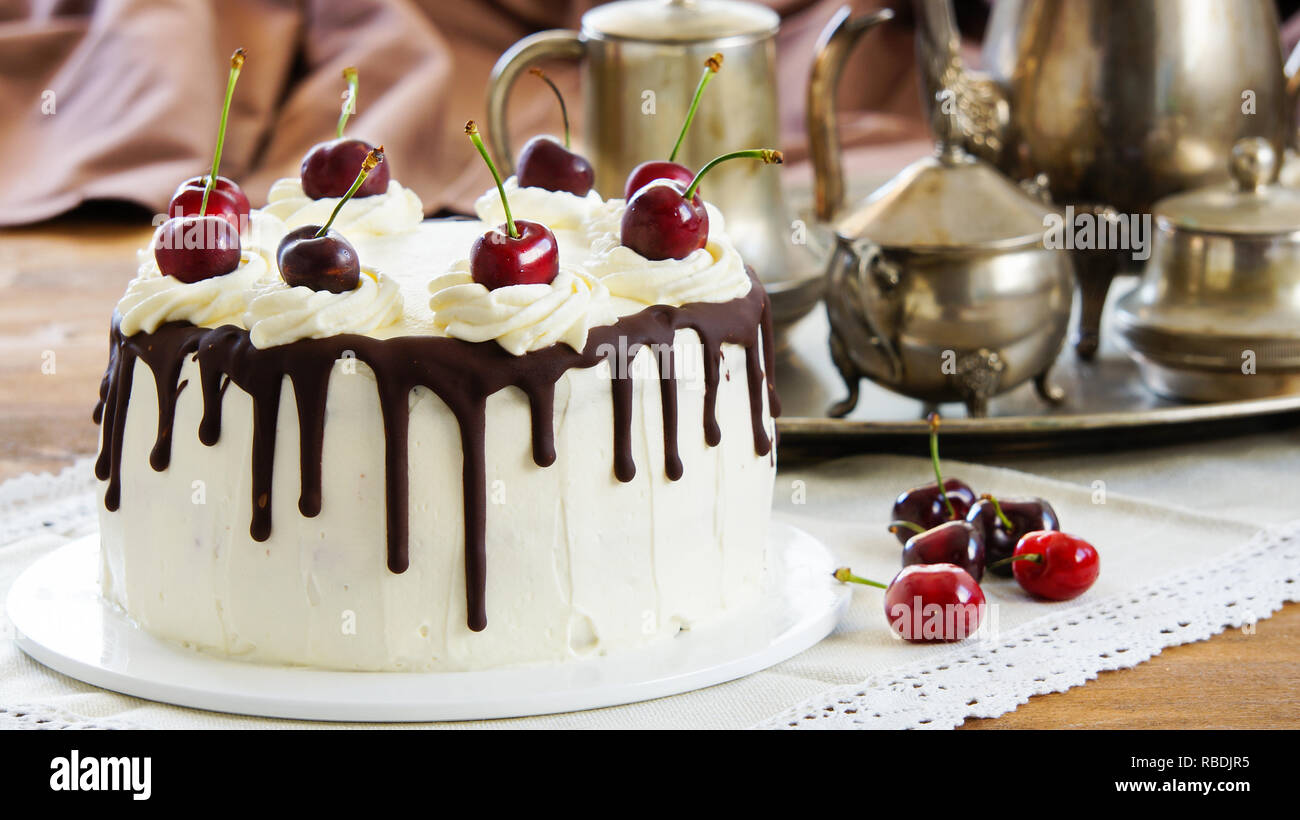 Torta della Foresta Nera, Schwarzwalder Kirschtorte, Schwarzwald torta al cioccolato fondente e ciliegia dessert su sfondo di legno Foto Stock
