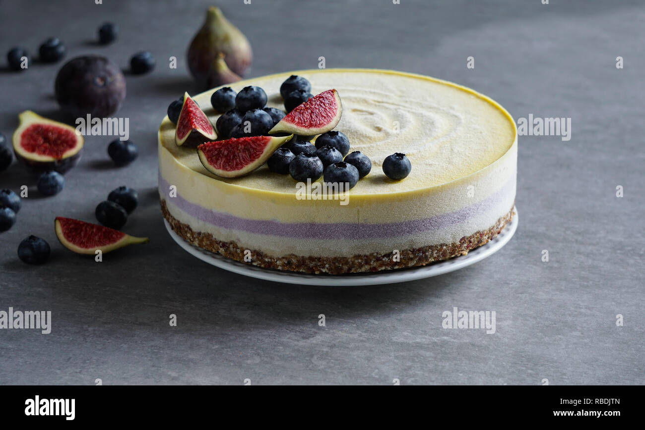 Raw Vegan cheesecake con mirtillo e fichi, anacardi crema di latte di  cocco, il burro e il latte di cocco e la base fatta di mandorle, le date e  le albicocche secche,