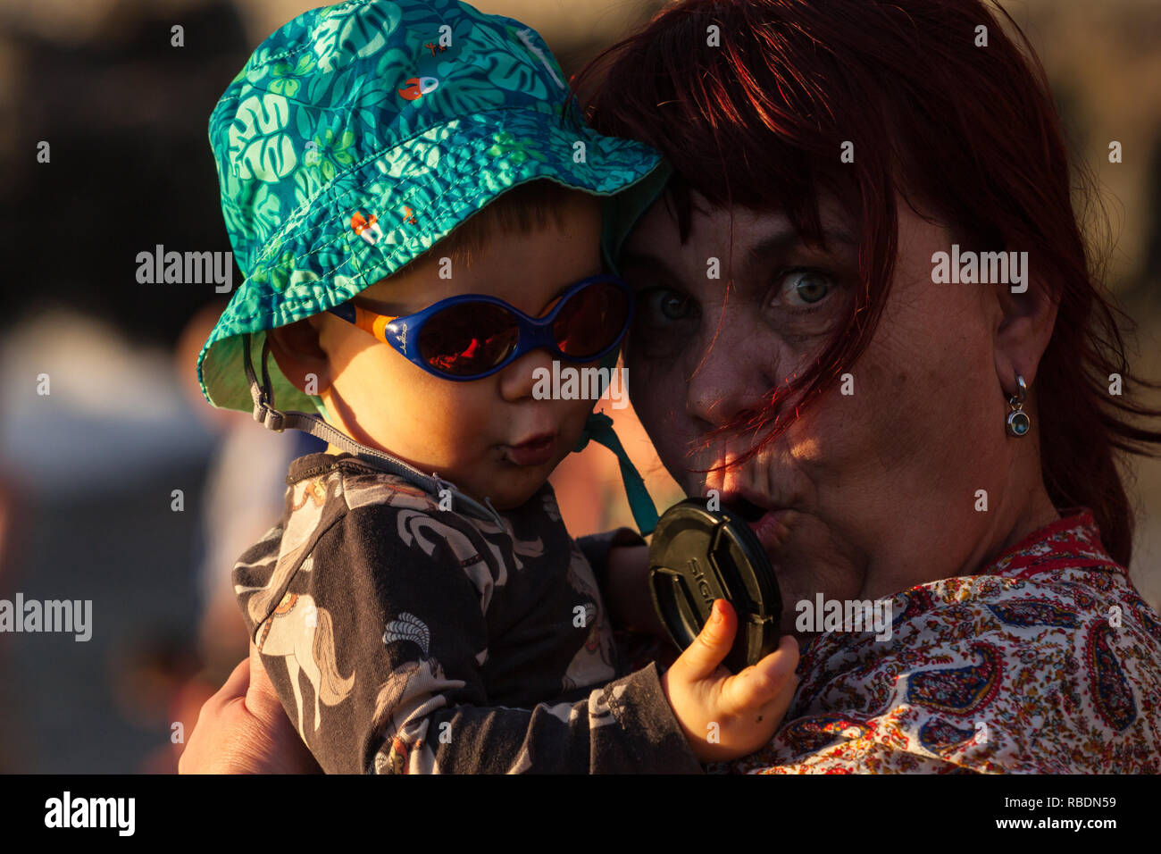 Una bella foto di una nonna e nipote facendo facce buffe Foto Stock