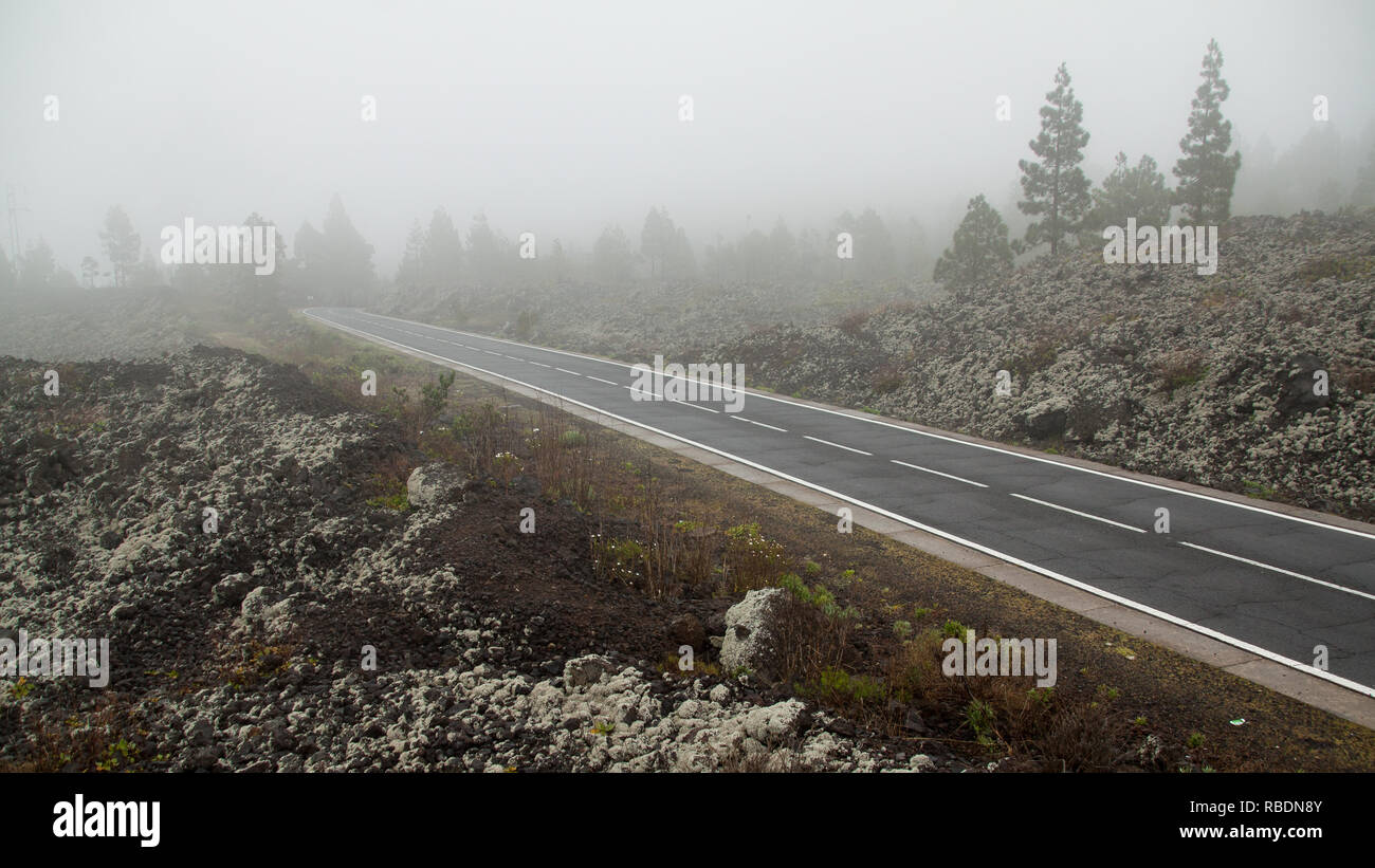 Una bella foto di una montagna alta strada attraversando un paesaggio vulcanico a Tenerife, Spagna Foto Stock