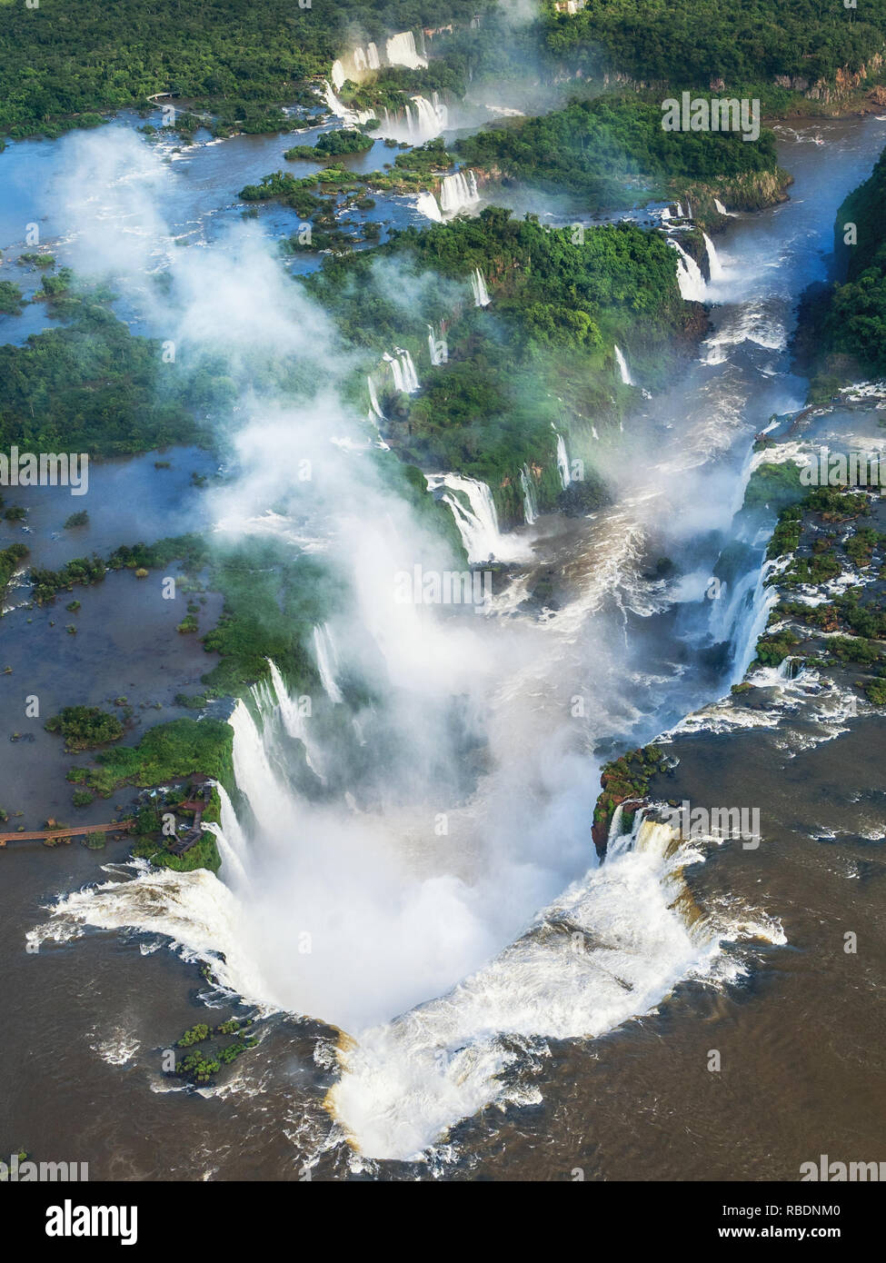 Cascate di Iguassù sullato confine di Argentina e Brasile, vista aerea. Foto Stock