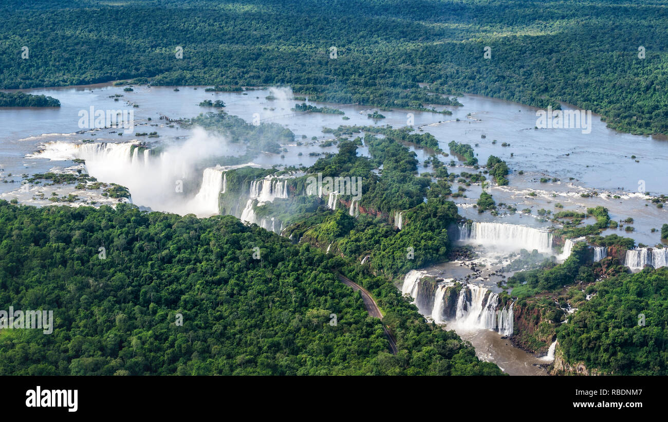Cascate di Iguassù sullato confine di Argentina e Brasile, vista aerea. Foto Stock