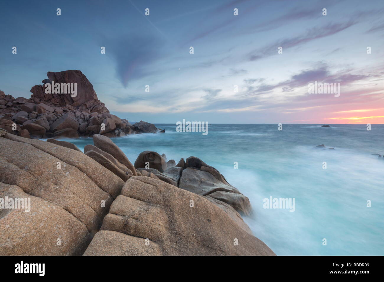 Tramonto sulle scogliere modellate dal vento il framing blu del mare di Capo Testa a Santa Teresa di Gallura in provincia di Sassari Sardegna Italia Europa Foto Stock