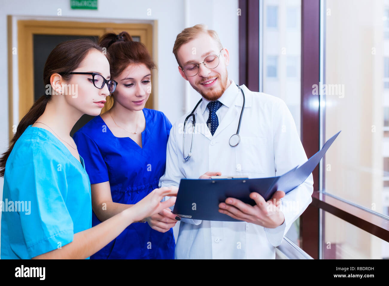 Assistenza sanitaria. Un gruppo di studenti per gli studenti di medicina comunica nella parte anteriore di un laptop. Discussione della diagnosi. Foto Stock