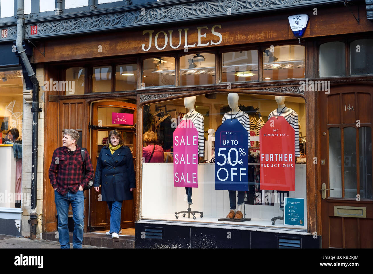 Il Chester ramo di Joule con segni di vendita nella finestra Foto Stock