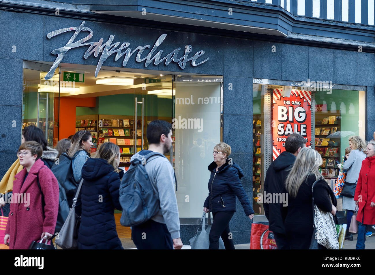Gli amanti dello shopping a camminare lungo il ramo di Chester di Paperchase con segni di vendita nella finestra Foto Stock