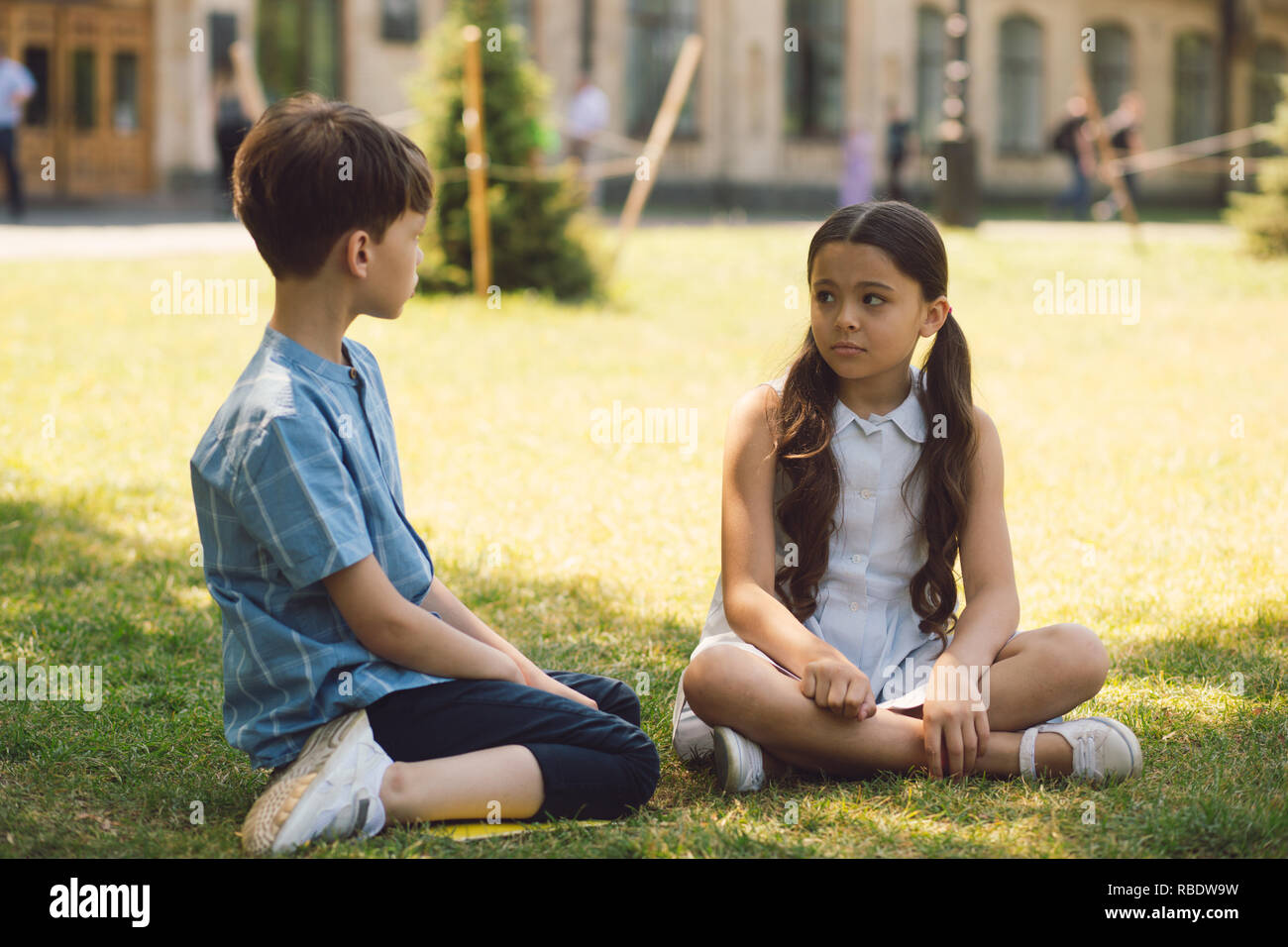 Due bambini nel cortile della scuola Foto Stock