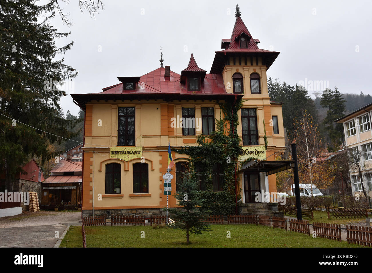 SINAIA, Romania - 7 novembre 2018. Casa George Mandrea- Duca ristorante pensione , vecchia casa in Sinaia, Prahova Valley. Foto Stock