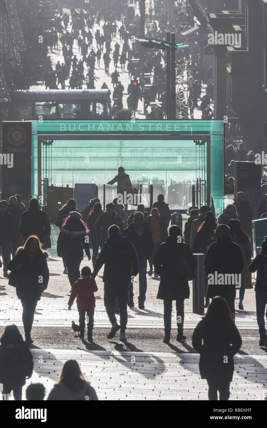 Buchanan Street, Glasgow, Scozia retroilluminati da sole invernale Foto Stock