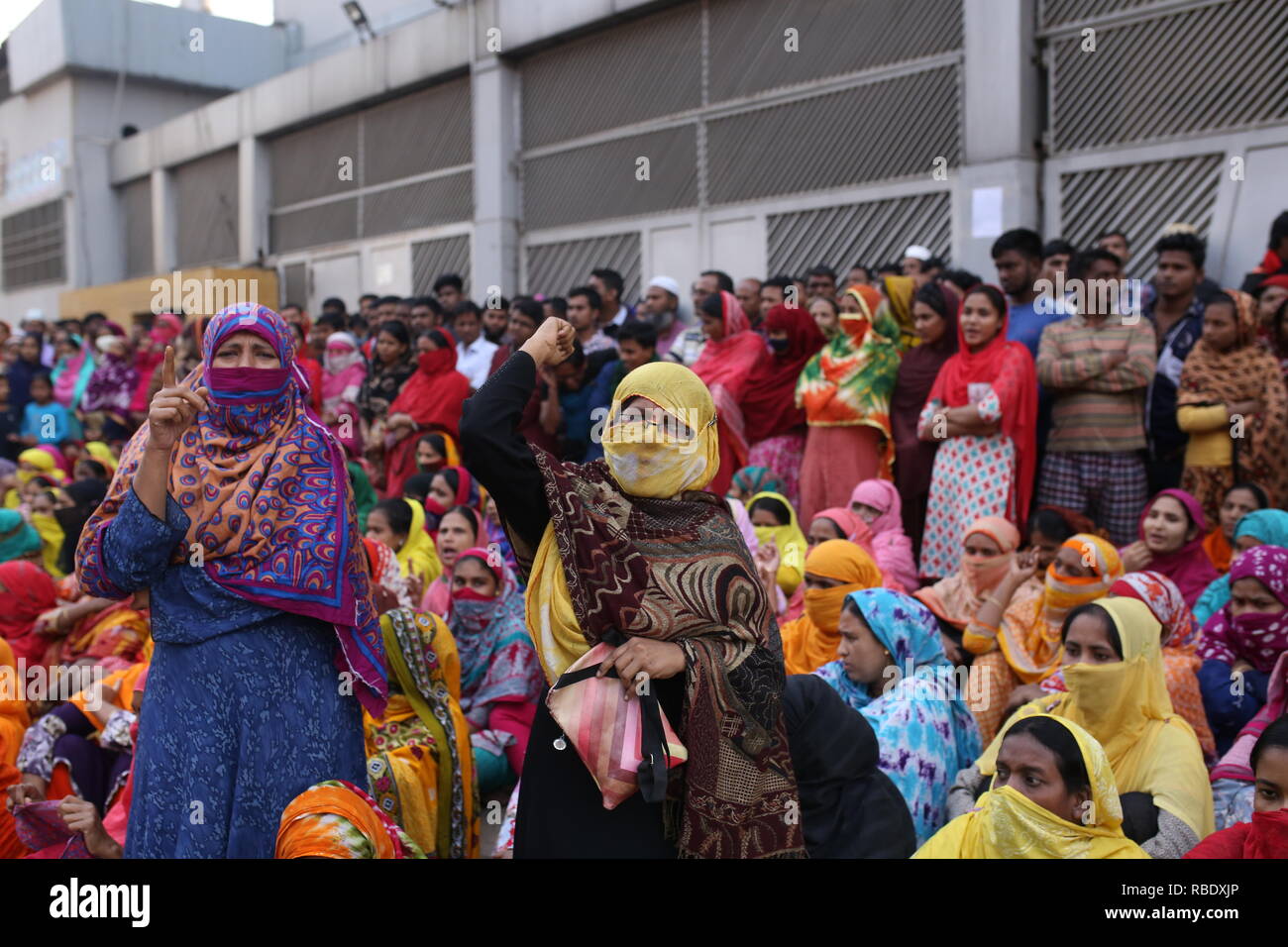 Dacca in Bangladesh: lavoratori indumento di bloccare la strada mentre è in corso una protesta alla domanda salari più elevati, a Dhaka, nel Bangladesh il 9 gennaio 2019. © Rehman Asad / Alamy Stock Photo Foto Stock
