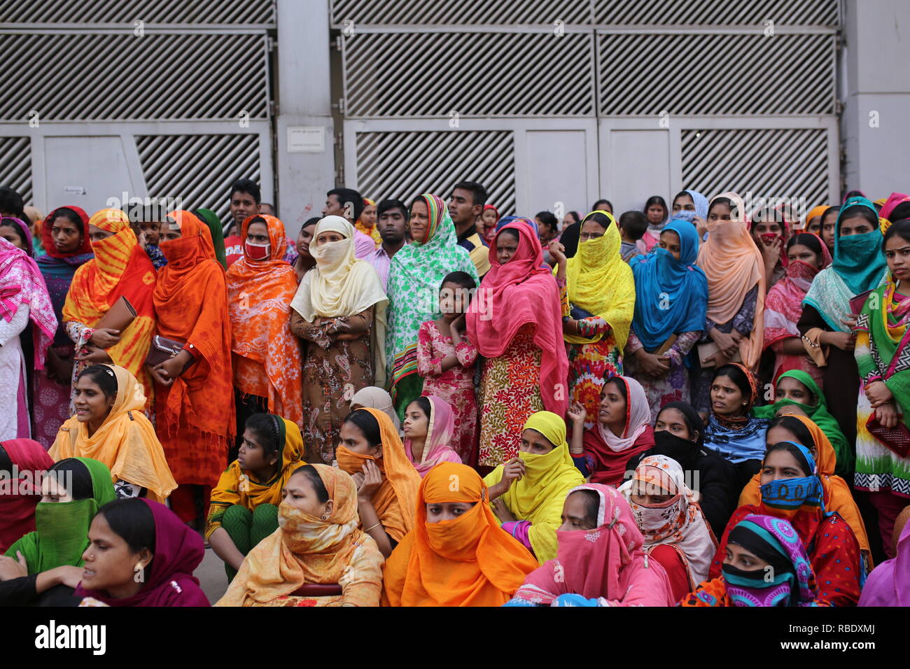 Dacca in Bangladesh: lavoratori indumento di bloccare la strada mentre è in corso una protesta alla domanda salari più elevati, a Dhaka, nel Bangladesh il 9 gennaio 2019. © Rehman Asad / Alamy Stock Photo Foto Stock