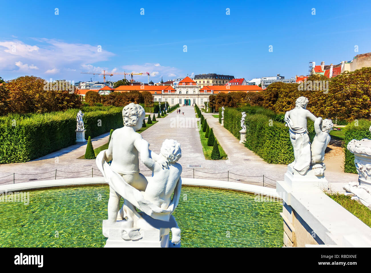 Le statue sulla fontana e visualizzare sulla parte inferiore del Palazzo Belvedere, vien Foto Stock