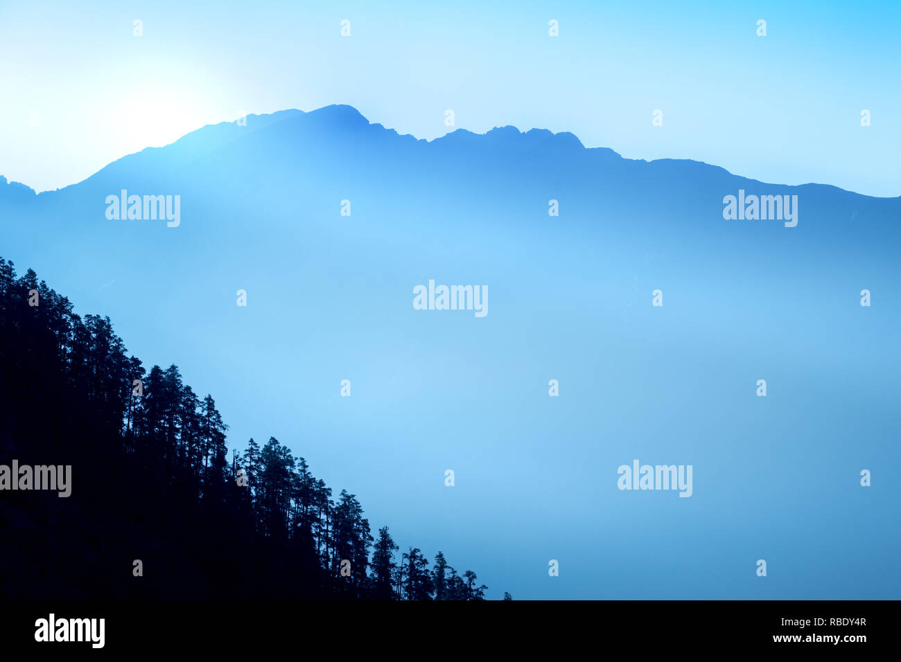 Early Morning Sun che figurano su un crinale nelle colline del Nepal Foto Stock