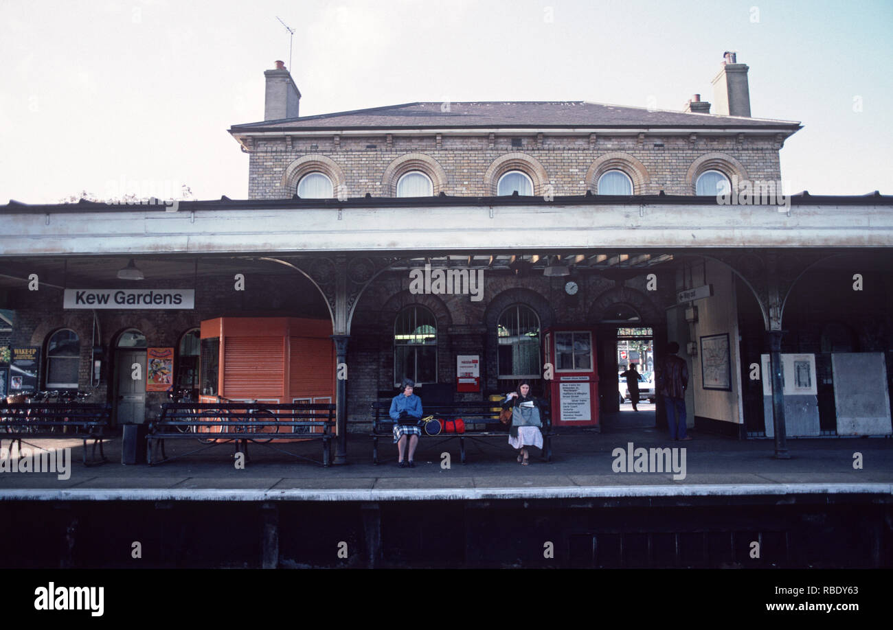 La British Rail North London Line. I Giardini di Kew stazione ferroviaria, Londra degli anni ottanta Foto Stock