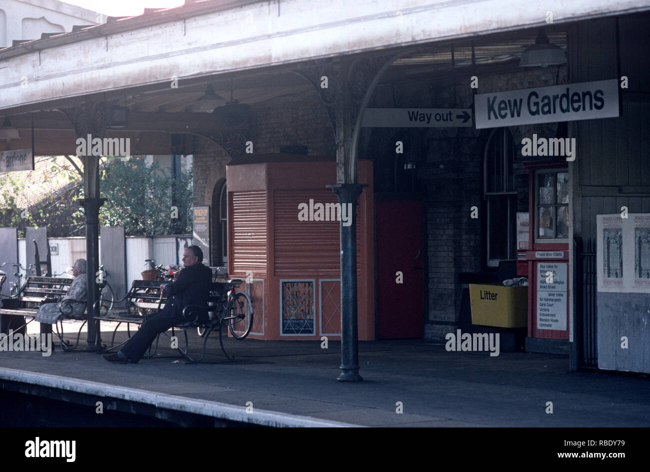 La British Rail North London Line. I Giardini di Kew stazione ferroviaria, Londra degli anni ottanta Foto Stock