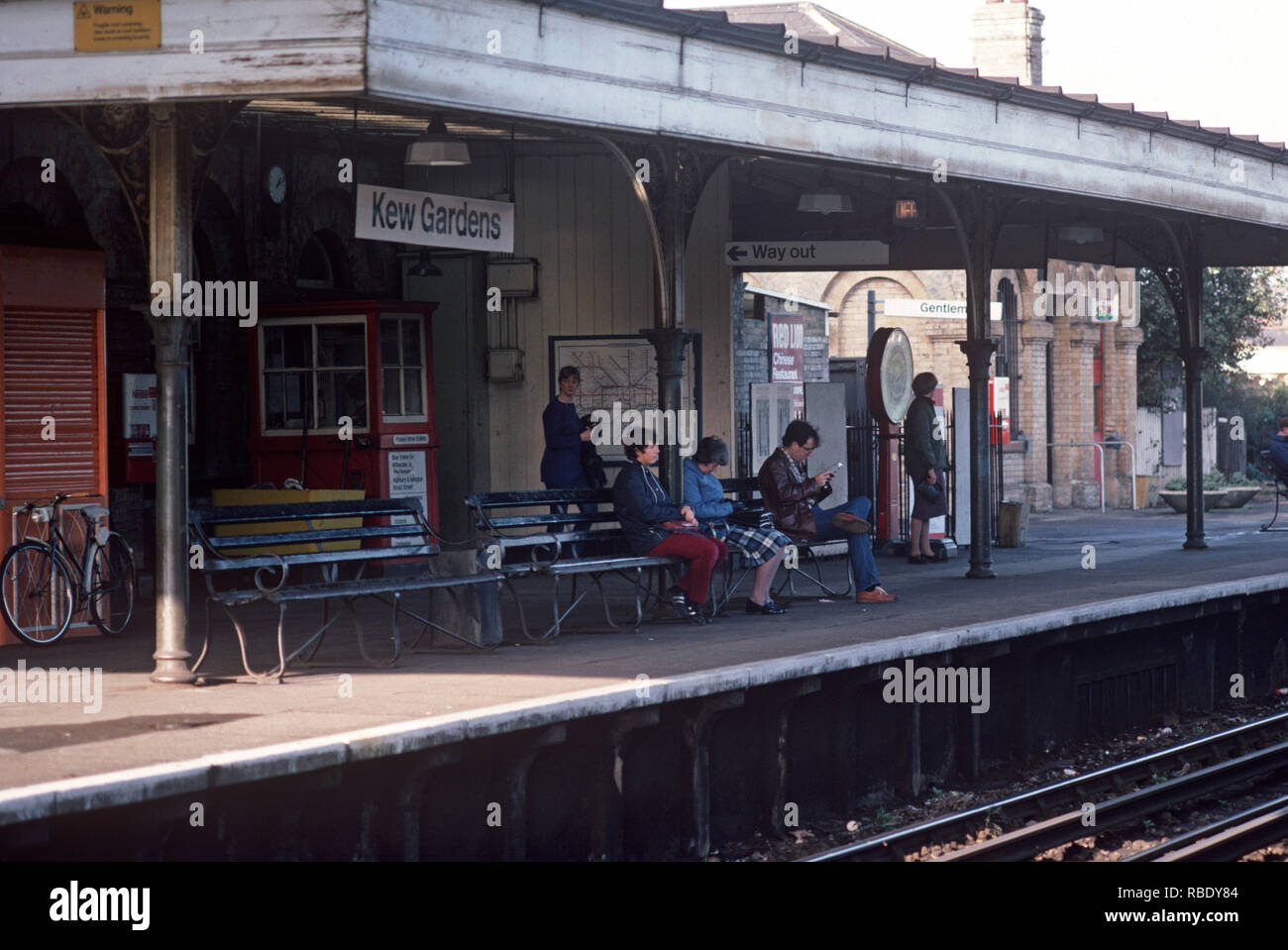 La British Rail North London Line. I Giardini di Kew stazione ferroviaria, Londra degli anni ottanta Foto Stock