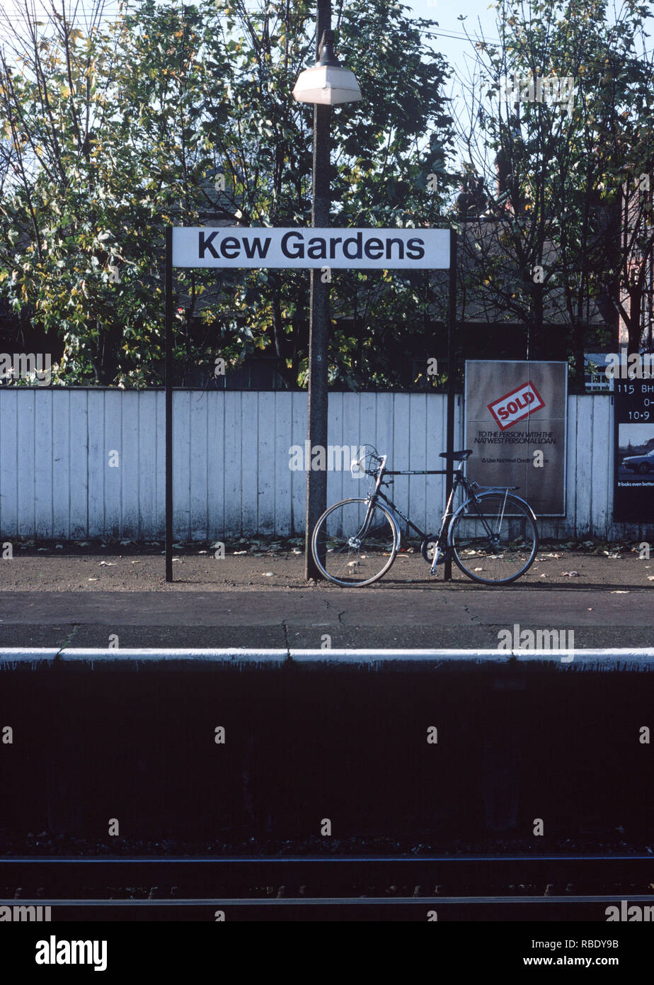 La British Rail North London Line. I Giardini di Kew stazione ferroviaria, Londra degli anni ottanta Foto Stock