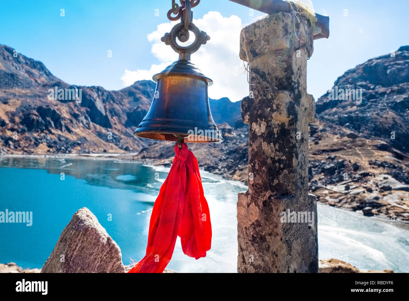 Tempio campana al sacro Gosaikund (Gosainkunda, Gosaikunda ) laghi ad una altitudine di oltre 4000m in Nepal Himalaya Foto Stock