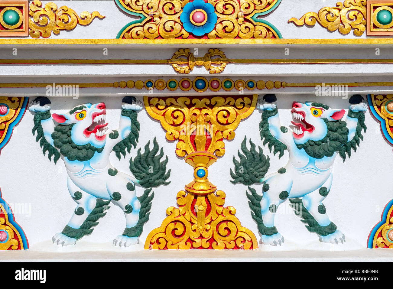 Snow Lions e carving decorativo su una stupa buddisti, Nepal Foto Stock