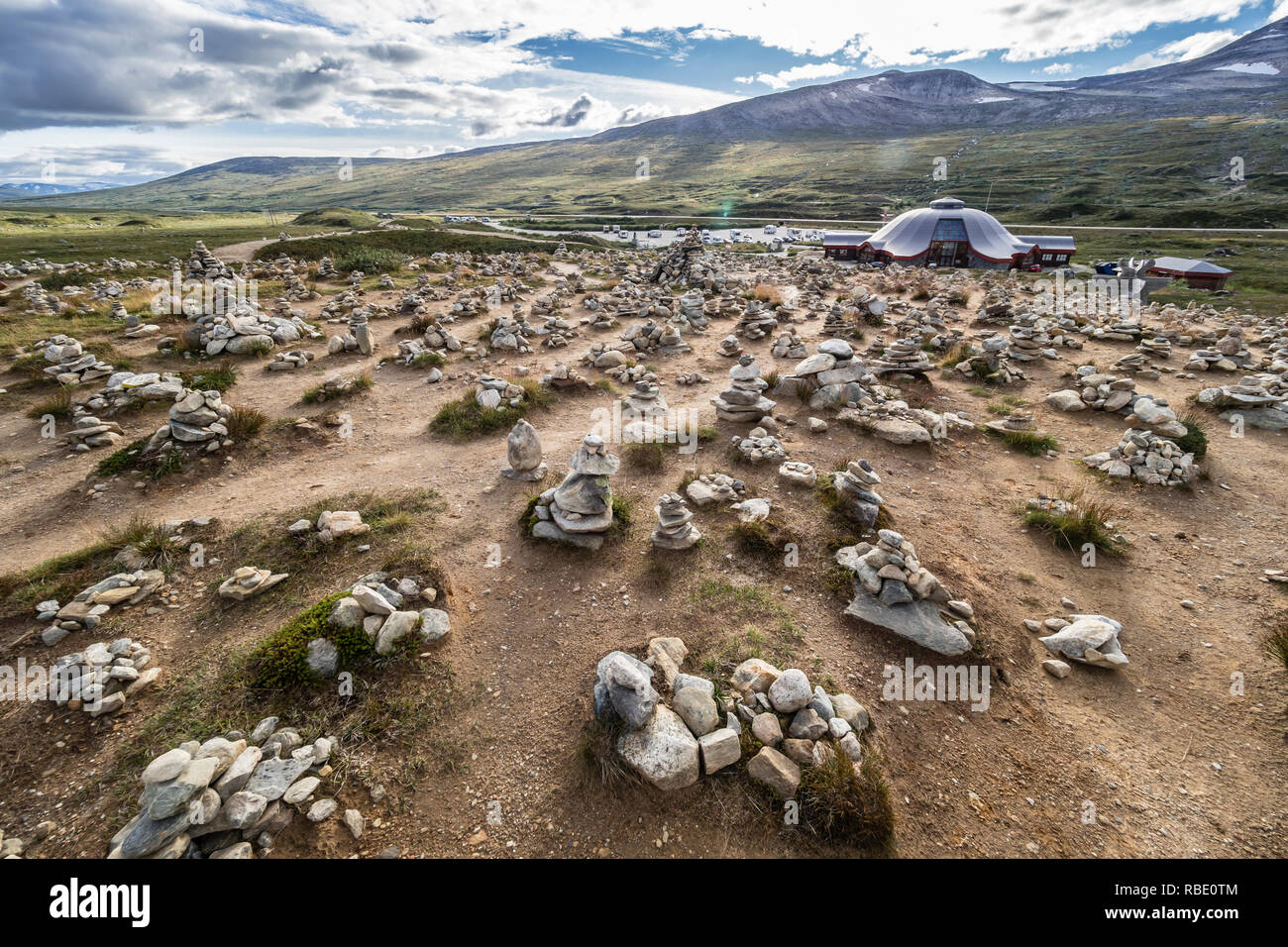 Centro polare al Circolo Polare Artico in strada E6, 66.33 grado nord, Saltfjell, centinaia di cairns costruire dai turisti, Nordland, Norvegia Foto Stock